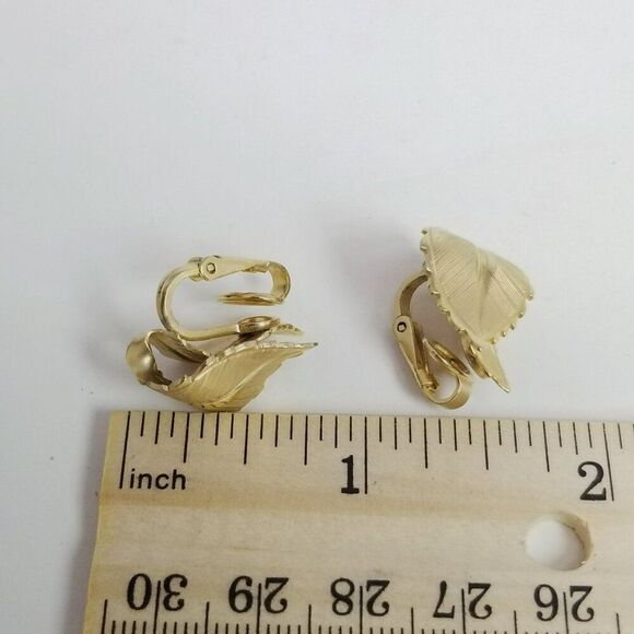 Vintage Giovanni Gold Tone Leaf Shape Clip On Earrings, Signed Estate - Picture 5 of 7